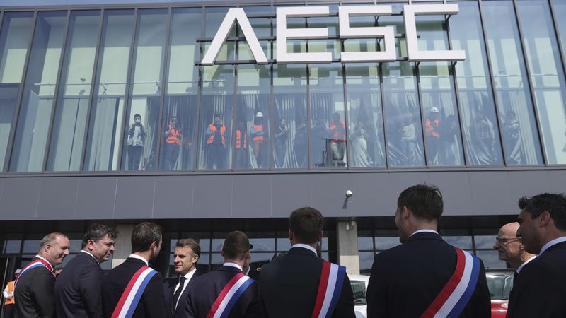 Chinesische Automobilunternehmen haben erstmals mehr Geld im Ausland als in China investiert. Insbesondere Batteriehersteller wie Envision AESC.(Bild:  picture alliance / ASSOCIATED PRESS | Teresa Suarez)