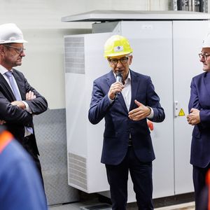 Dr. Christof Günther, Geschäftsführer Infraleuna im Gespräch mit Pressevertretern im Rahmen der feierlichen Inbetriebnahme des 35-Megawatt-Elektrodenkessels im Gas- und Dampfturbinenkraftwerk 2(Bild:  Jens Schlüter/ Infraleuna)