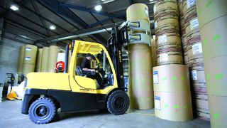 Der weltweit führende Papierhersteller Stora Enso arbeitet mit Doppel-Turmklammern und AFC-System von Cascade, um Rollenbeschädigungen zu vermeiden. Bild: Zeppelin (Archiv: Vogel Business Media)