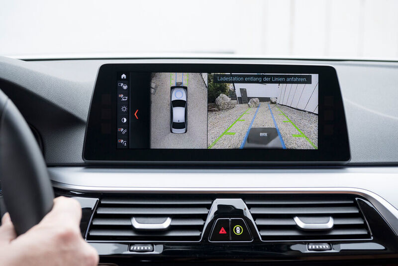 Der Fahrer muss das Auto dazu möglichst genau über dem Bodenmodul platzieren und wird dabei per Kamera unterstützt. (BMW)