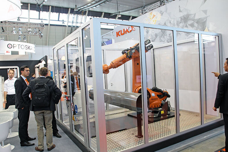 Kukas Laserzelle flexicube mit integriertem Roboter des Typs KR Cybertech nano, die nicht nur schneiden und schweißen kann. Auch das pulverbasiert Auftragschweißen ist damit möglich. (Königsreuther)