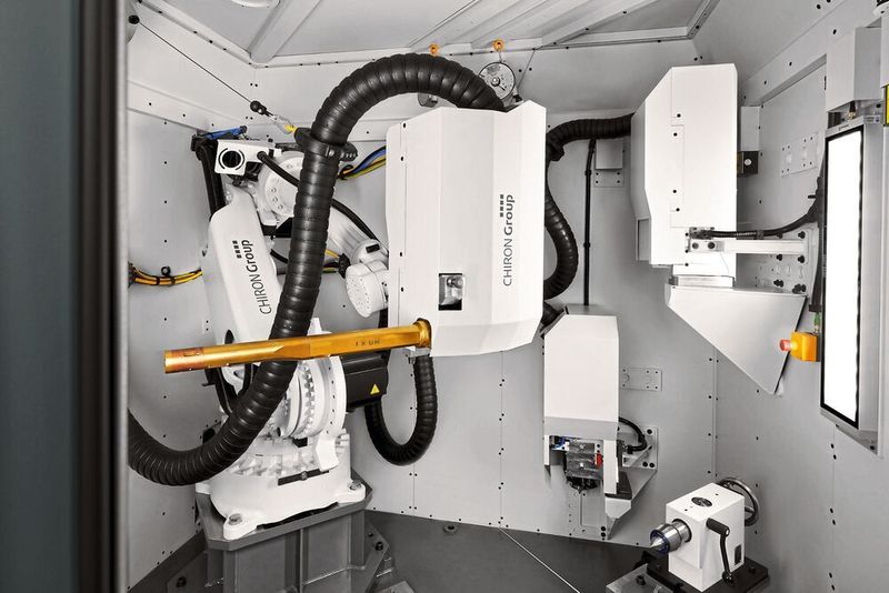 Fliegender Wechsel: Die additiv fertigende Maschine AM Cube kann in einer  Bearbeitungsfolge bis zu drei Auftragsköpfe zum Auftragen von Pulver oder Zuführen von Draht einwechseln.  (Chiron)