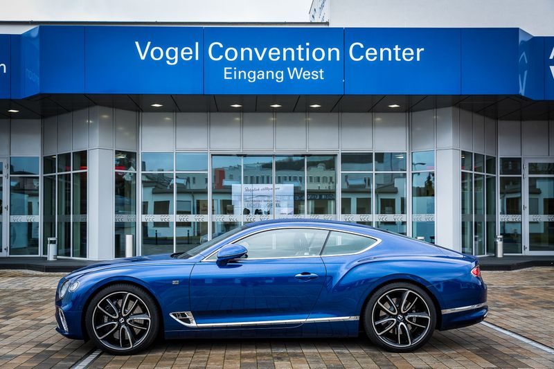 Ein Highlight vor der Veranstaltungslocation: Ein Bentley Continental GT. (Stefan Bausewein)