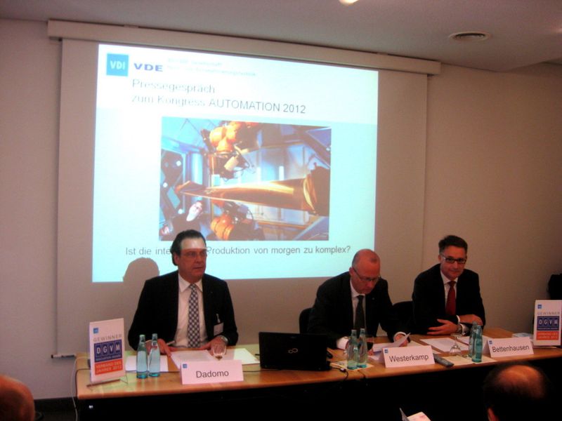 Marco Dadomo, Pressesprecher des VDI, Dieter Westerkamp und Dr. Kurt Bettenhausen bei der Pressekonferenz. (Bild: PROCESS)