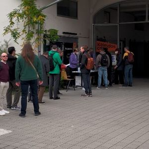 Eine halbe Stunde vor Beginn kam der Großteil der Gäste am Co-Working-Space „Kaleidoscoop“ in Straßburg an.(Bild:  Marvin Djondo-Pacham)