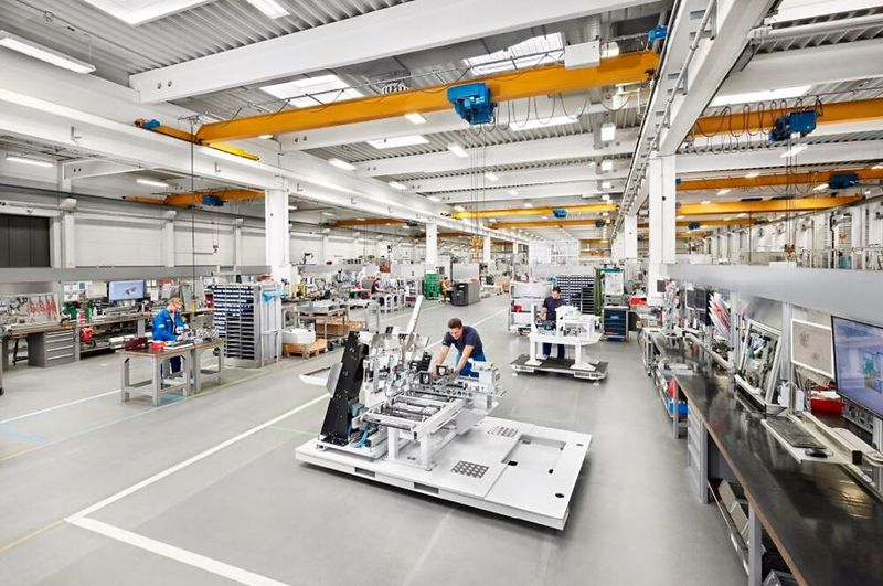 Produktionsmitarbeiter bei Grob arbeiten papierlos auf Basis gültiger Informationen im JT-Datenformat über Teamcenter Viewer auf Monitoren. (Bild: Grob)