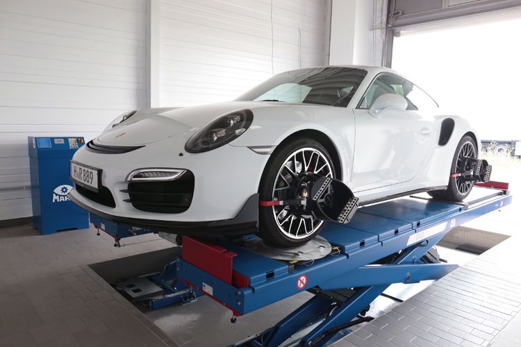 Regelmäßig ist auch der ein oder andere Sportwagen in der Werkstatt zu Besuch. (Bild: E-Tower)