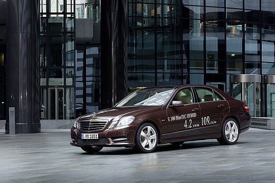 Die Businesslimousine soll als E 300 Bluetec Hybrid nur 4,2 Liter Diesel auf 100 Kilometern verbrauchen. (Mercedes)
