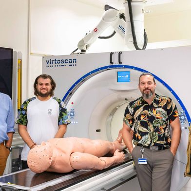 Michael Thali, Hasan Kutlu, Dominic Gascho und Pedro Santos (v. l. n. r.) am Virtoscan-System der Universität Zürich. (Bild: Universität Zürich)
