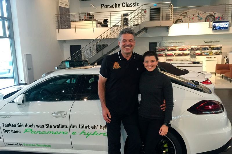 Als Mitarbeiterin eines Autohauses, das viele Events mit prominenten Gästen veranstaltet, kommt man ganz nah an diese heran. So wie hier Geschäftsleitungs-Assistentin Julia Scheckenbach mit dem ehemaligen Zehnkampf-Olympioniken Jürgen Hingsen. (Porsche-Zentrum Bensberg)