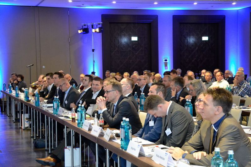 Die Hauptversammlung des MHV fand im Kempinski-Hotel in Neu-Isenburg statt. Händlerverbandspräsident Werner Prange kritisierte die mit nur 93 Teilnehmern schwache Händlerpräsenz: „Eine qualitativ so gute Veranstaltung hätte durchaus mehr Teilnehmer verdient, insbesondere, um die Arbeit der Kollegen sowie die Ergebnisse zum Servicevertrag zu würdigen.“ (Mauritz)