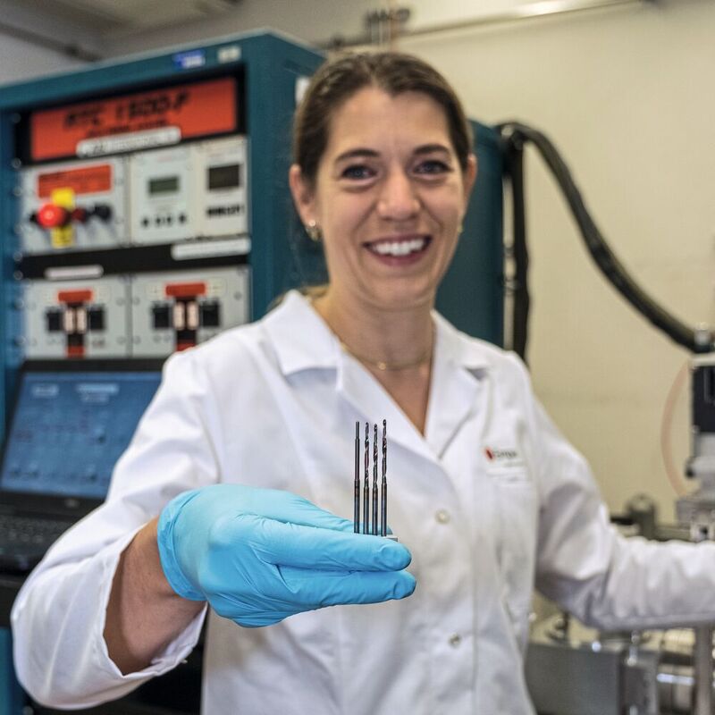 Kerstin Thorwarth entwickelte den Spezialbohrer mit leitfähigen und isolierenden Hartstoffschichten. 