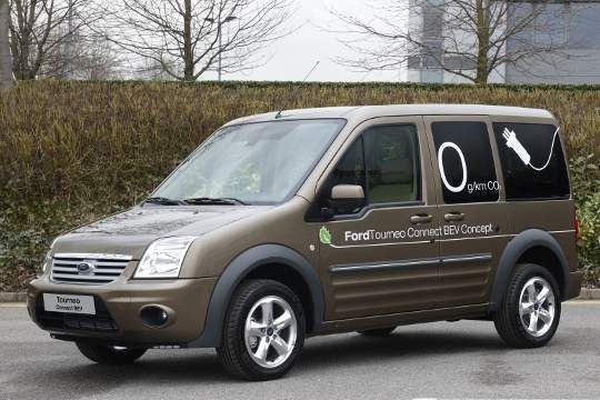 Ford plant derzeit einen Lieferwagen mit Elektroantrieb, der allerdings fest installierte Akkus hat. In einigen Märkten bietet der Konzern den Transit bereits mit Elektroantrieb an. (Archiv: Vogel Business Media)