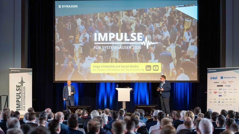 Friedrich Pollert und Georg Schiedel (v.l., Synaxon) führen durch das Programm der 11. Impulse für Systemhäuser.(Bild:  Valentin Diehl)