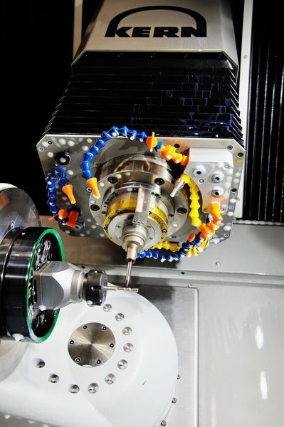 Das Thermomanagement der Kern Micro regelt die Temperatur auf plus/minus zwei Hundertstel Grad genau. (Bild: Kern Microtechnik)