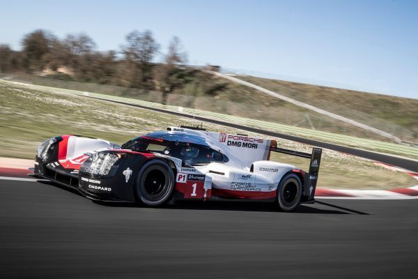 Die Hinterachse des 919 wird von einem extrem kompakten Zweiliter-V4-Verbrennungsmotor angetrieben. Er verbindet Downsizing-Turbotechnologie mit effizienter Benzindirekteinspritzung, leistet knapp 500 PS (368 kW) und ist der effizienteste Verbrennungsmotor, den Porsche bislang gebaut hat.  (Porsche)