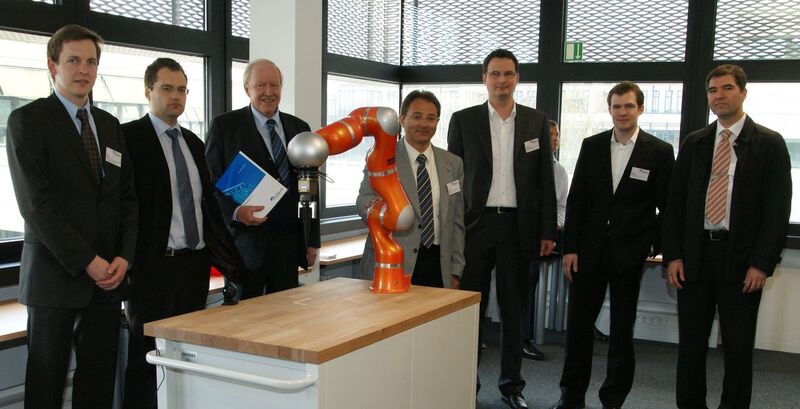 Roboter mit Referenten (Archiv: Vogel Business Media)