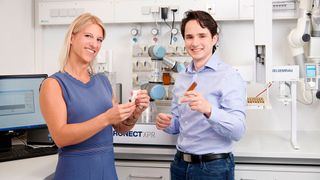 Sonja Augustin und Dr. Marco Nestola mit dem CHRONECT XPR. (Bild: Axel Semrau, Fotografin Carola Frege Backhaus)