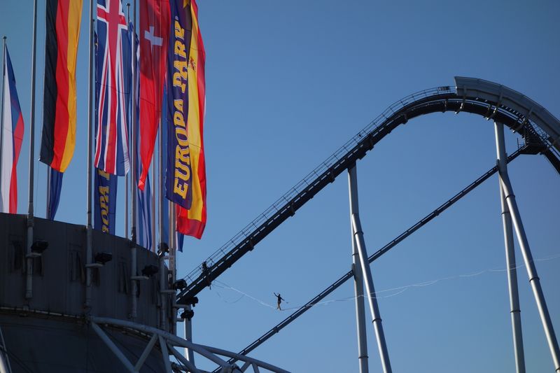 Alexander Schulz, Slackliner World Record Holder, unterwegs quer durch den Europa Park! (Bild: IT-BUSINESS)
