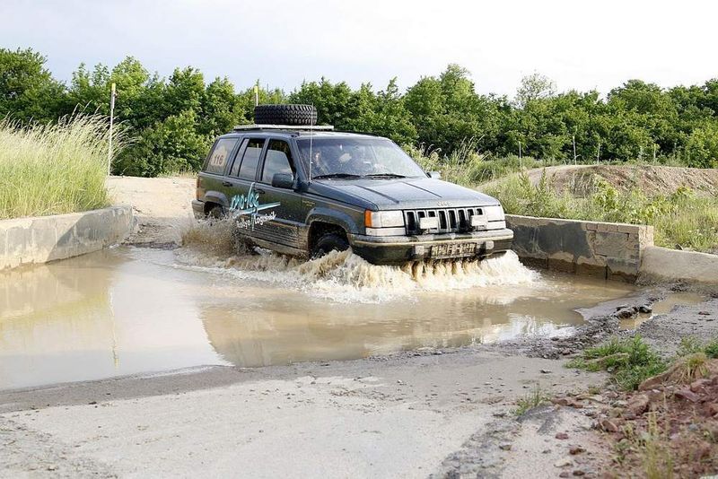 Wasser und Schlamm sind für den Geländewagen kein Problem. (Archiv: Vogel Business Media)