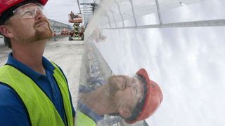 Wichtige Entwicklung für die Solarthermie: Aluminiumband mit selektive Beschichtung, die im Coil-Coating-Verfahren aufgebracht wird. Bild: Hydro (Archiv: Vogel Business Media)