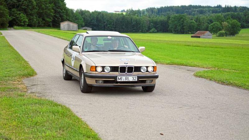 Er hält schon 540.000 Kilometer lang – BMW 730 i, Baujahr 1991 – mit einem guten Fahrer: Friedrich Rohlfing am Lenkrad und Enkel Mathias Kükenshöner auf dem Beifahrersitz. (Bild: Zietz/»kfz-betrieb«)