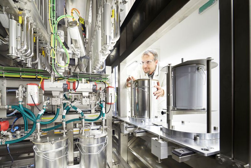 Abb. 4: Der Labordosierautomat sorgt für hohe Dosiergenauigkeit und Reproduzierbarkeit von Einwaagen.  (www.ralfbaumgarten.de / BASF)