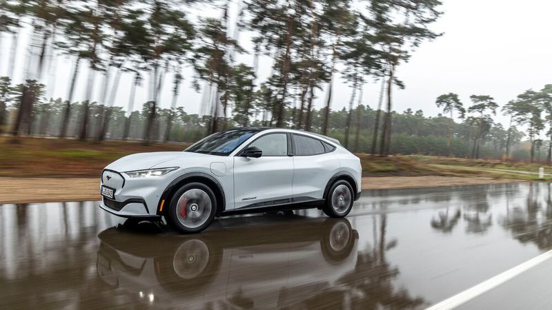 Die markentypischen Elemente: die lange und leicht gewölbte Motorhaube mit dem springenden Pferd im geschlossenen Kühlergrill. (Bild: Ford)