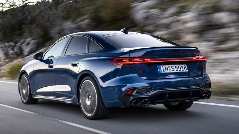 Vom gehobenen Leistungsniveau künden beim neuen S5 unter anderem vier Auspuffendrohre. (Bild: Audi)