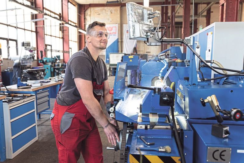 Der Umschuler lernt wie durch Rundschleifen hervorragende Oberflächen und Maßhaltigkeit zu erzielen sind. (Bild: Knuth)