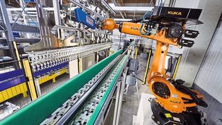 Eine Förderstrecke führt vom Lager zum Roboter und vom Roboter zum Rohrlaser. (Fotoatelier Bernhard)