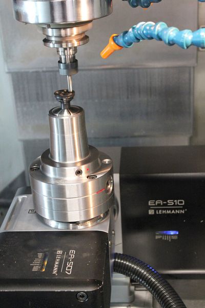 Nach dem Drehen werden die Teile auf dem BAZ in ein B32-Spannfutter gesteckt, das eine schnelle und präzise Folgebearbeitung ermöglicht. Die Fünfachsigkeit der Maschine lässt unter anderem Bohrungen in unterschiedlichsten Winkellagen zu. (Klingauf)