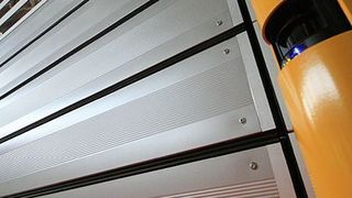 Der Laserscanner Efa-Scan sichert flächig die komplette Torbreite ab und verhindert bei Erfassen eines bewegten oder stillstehenden Objekts das Schließen des Tors. Bild: Efaflex (Archiv: Vogel Business Media)