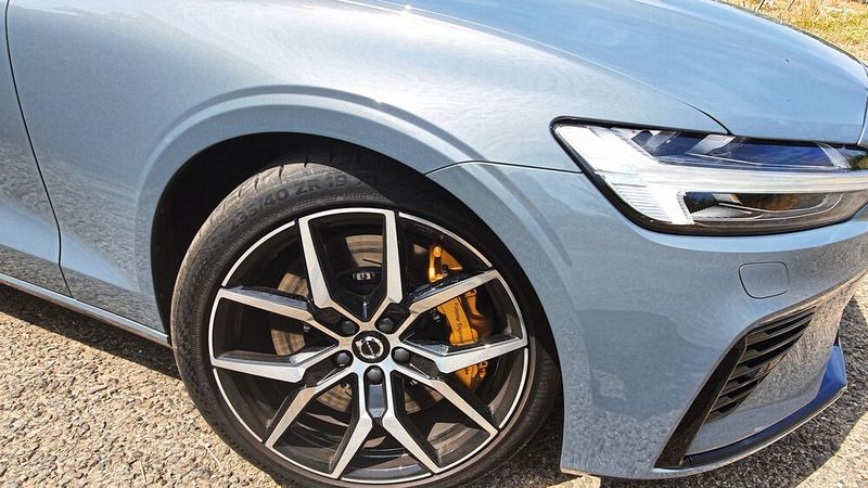 Machen nicht nur optisch was her: Die goldgelben Sechskolbenbremssättel aus dem Hause Brembo sorgen für überragendes Vernichten von kinetischer Energie. (Bild: Mauritz / »kfz-betrieb« )