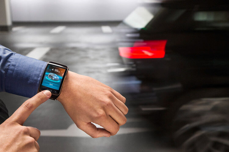 Der Fahrer aktiviert den „Remote Valet Parking Assistant“ über seine Smartwatch. (Foto: BMW)