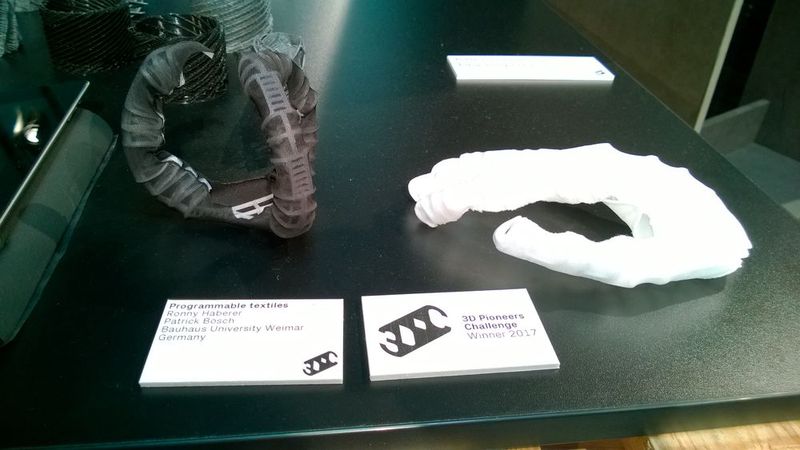 Gewinner der 3D Pioneers Challenge in der Kategorie Fashion Tech: Ronny Haberer und Patrick Bösch; Bauhaus Universität Weimar mit Programmable textiles (textiles 3D-Druck-Verfahren). Grundlage ist das Zusammenziehen eines Textils, welches unter Spannung mittels 3D-Druck partiell verstärkt wurde. (Bild: D.Quitter/konstruktionspraxis)