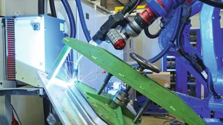Bild 1: Beim robotergestützten Lichtbogenschweißen von Leichtbau-Abgasanlagen kommt es auf einen geringen Wärmeeintrag in die Bauteile an. (Bild: SKS)