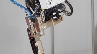 Der E-Swirl 2 AdX ermöglicht es, den Klebstoff so aufzutragen, dass er die Bördelfalz im
Fügeprozess zuverlässig füllt.  (SCA Schucker )