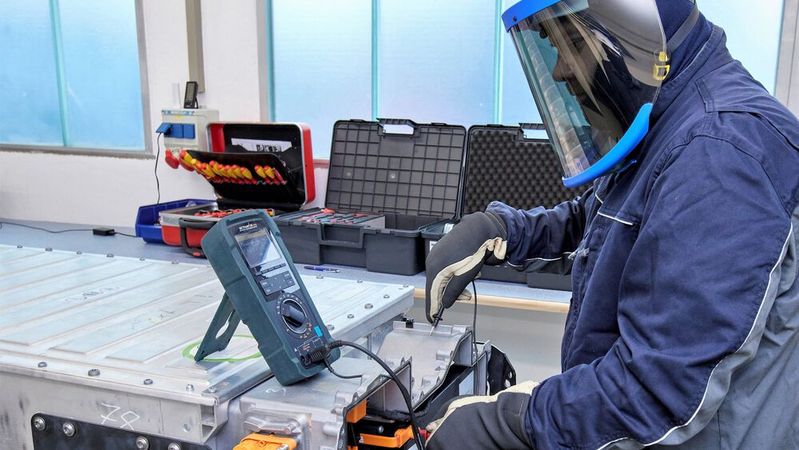 Ein MAN-Mitarbeiter prüft den Zustand einer Batterie im Reparaturzentrum in Hannover-Laatzen.(Bild:  MAN)