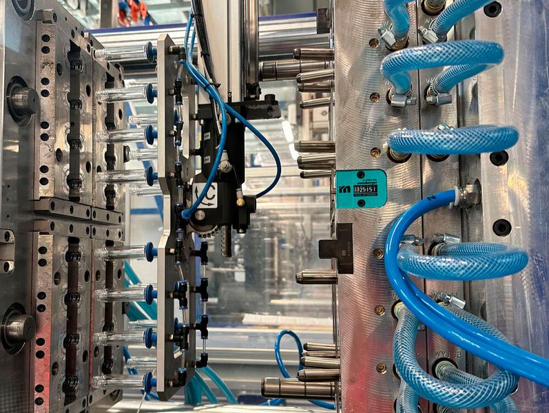 Alle Wittmann-Spritzgießmaschinen, die bei Bell im Maschinenpark sind, werden durch Wittmann-Linearroboter unterstützt, die die Bauteile entnehmen. Hier blickt man außerdem auf ein 16-fach-Spritzgießwerkzeug, mit dem PETG hochwertig verarbeitet wird. (Bild: Wittmann)