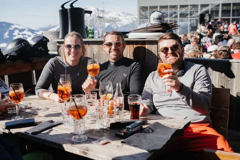 Ein Aperölchen geht doch immer bei dem Wetter: (v. l.) Emily Raidt (IONOS), Dominik Feilen (IT-Haus), Timon Schmotz (Materna) (Bild: Manuel Emme Fotografie)