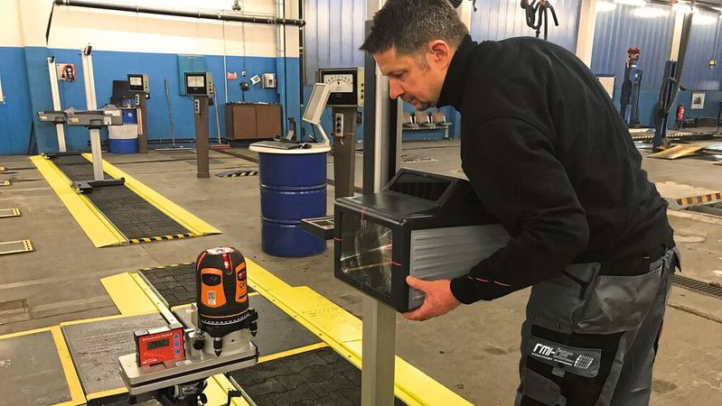 Eine neue VDI-Richtlinie soll die Bewertung von Messergebnissen im Rahmen von Kalibrierungen, allen voran von HU-Scheinwerferprüfplätzen, künftig eindeutiger machen.(Bild:  RMI-Tec)