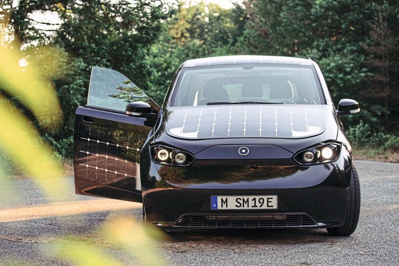 Das Elektroauto ist rundum mit Solarzellen überzogen, um auch im Stehen Strom zu gewinnen. Inzwischen soll das Auto damit bei günstigen Bedingungen eine zusätzliche Reichweite von 34 Kilometern am Tag schaffen – mehr als der durchschnittliche Pendler fährt. (Bild: Sono Motors)