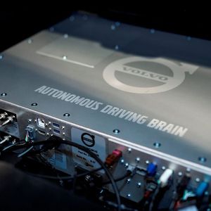 Die Sensoren und Kameras der Fahrzeuge im Drive Me-Projekt generieren ein hohes Datenvolumen. Das Autonomous Driving Brain verarbeitet und interpretiert diese Daten mit Hilfe von Hochleistungsprozessoren. Dies ermöglicht dem Fahrzeug zu entscheiden, wann beschleunigt, gebremst oder gelenkt werden muss.
