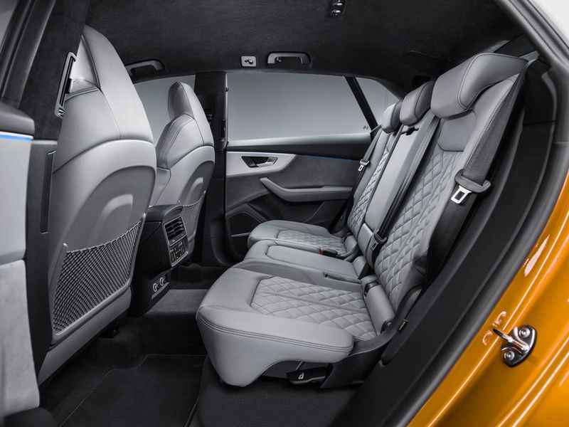 Damit es sich trotz des schnittigen Hecks auch problemlos im Fond reisen lässt, fällt das Dach, anders als bei den Konkurrenten BMW X6 oder Mercedes GLE Coupé, erst hinter den Köpfen der Passagiere ab. (Audi)