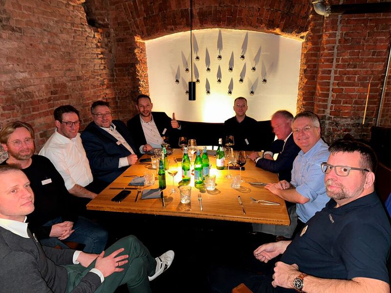 Diese Männerrunde denkt sich, egal wie die Trends & Visionen sein werden, hauptsache es gibt immer ein leckeres Bier.  (Bild: VOGEL IT-MEDIEN GMBH)