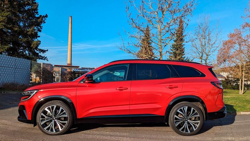 2. Das Design: Beim 2023 vorgestellten SUV-Espace steht vielmehr die Form im Mittelpunkt. Statt des raumökonomischen One-Box-Designs zeigt der Neuling eine lange Motorhaube und ein davon deutlich abgesetztes Passagierabteil. Der Radstand ist 71 Millimeter länger als beim kleineren Bruder Austral, die Gesamtlänge wuchs um 210 Millimeter. (Bild: Rosenow – VCG)