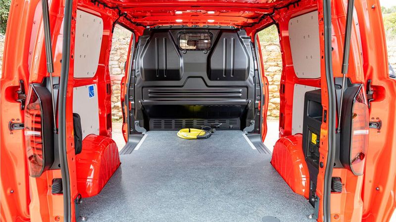 Die Zielgruppe ist klar: Mit dem ständig wachsenden Trend zum Online-Shopping schreit die Lieferbranche nach Fahrzeugen mit mehr Ladevolumen. (Bild: VW)