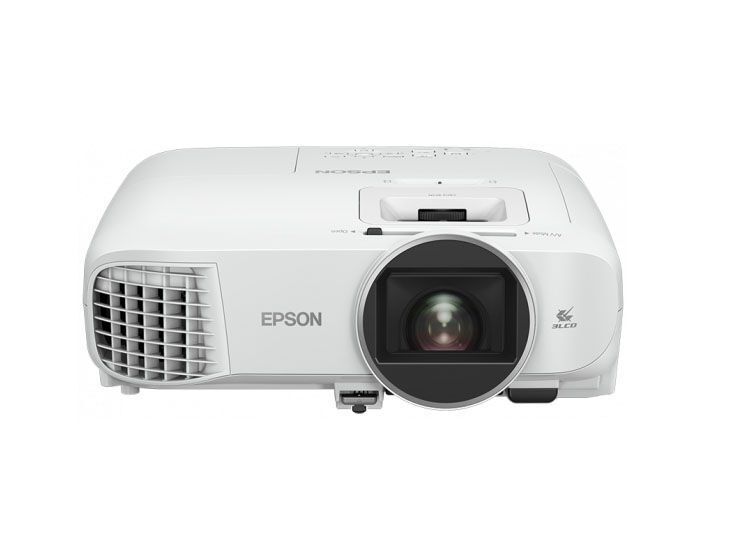 Weitere Ausstattungsmerkmale des Epson-Beamers EH-TW5600: Lens Shift, 1,6-facher manueller Zoom, Trapezkorrektur, 2x HDMI, Composite, VGA, S-Video und USB 2.0. (Epson)
