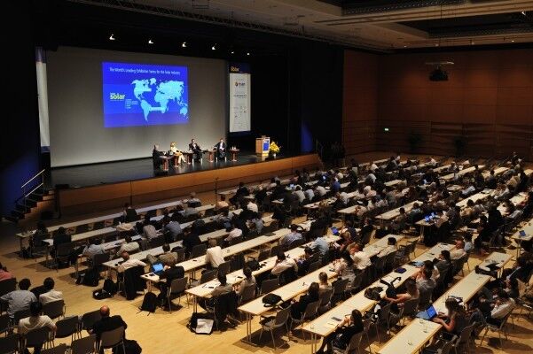 400 Referenten begeistern die Teilneh- mer der Intersolar Europe Conference (in 40 Themenblöcken). (Bild: Solar Promotion GmbH)